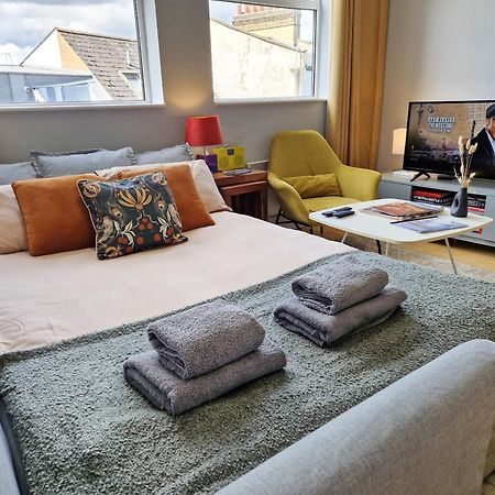 1-Bed Apartment, Close To Kensington Olympia With Free Wi-Fi & Netflix London Exterior photo