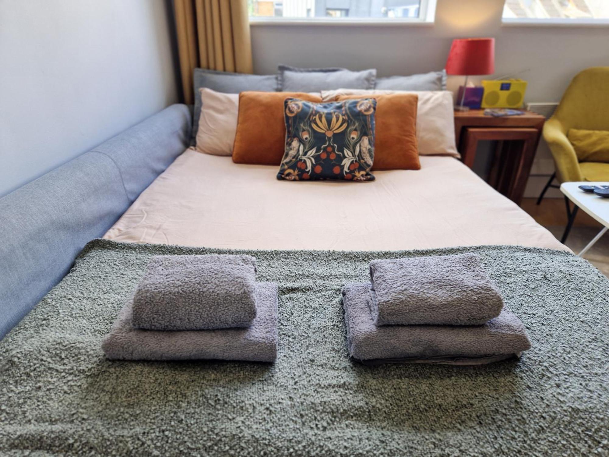 1-Bed Apartment, Close To Kensington Olympia With Free Wi-Fi & Netflix London Exterior photo